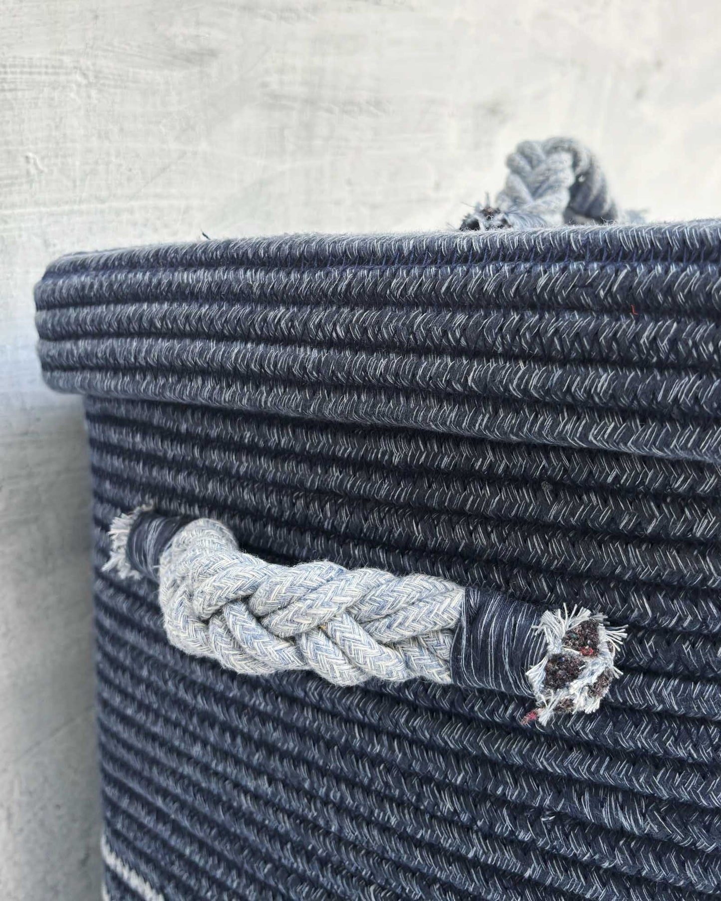 Laundry basket with Lid and handles so that the basket can be carried easily