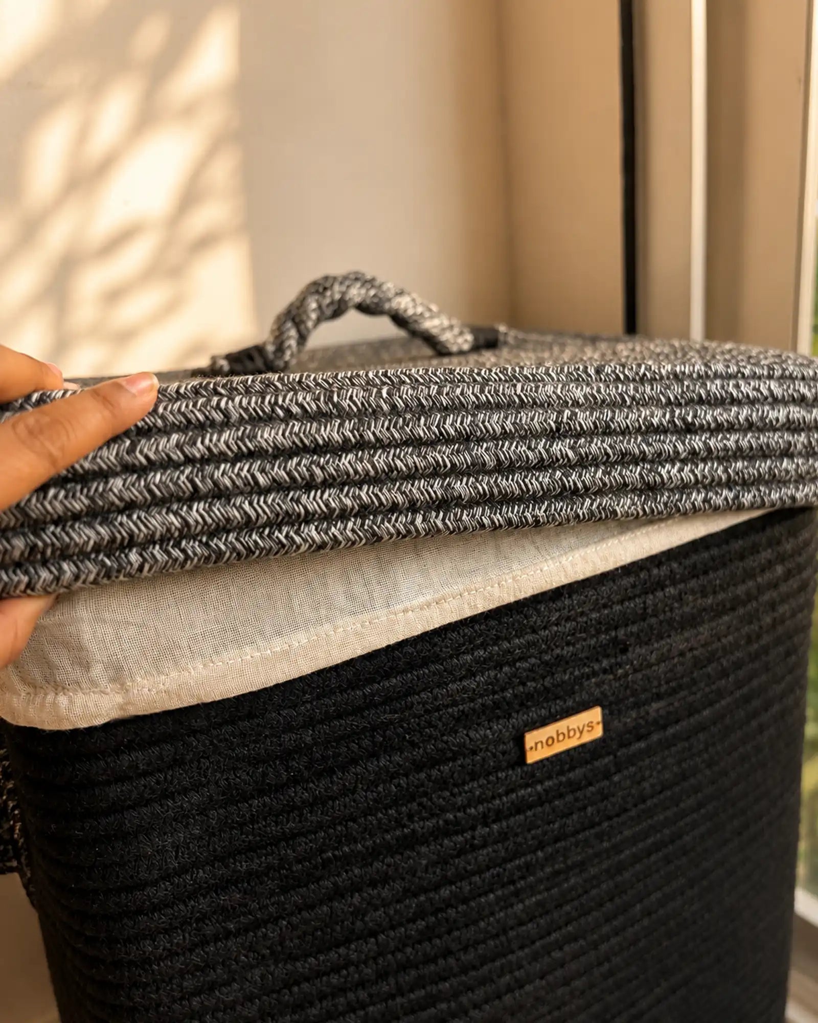 laundry basket with detachable fabric lining